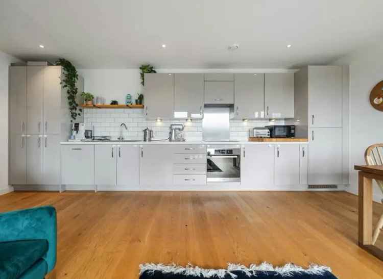 Flat For Sale in London, England