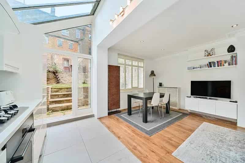 2 Bedroom 2 Bathroom Ground Floor Flat with Private Garden