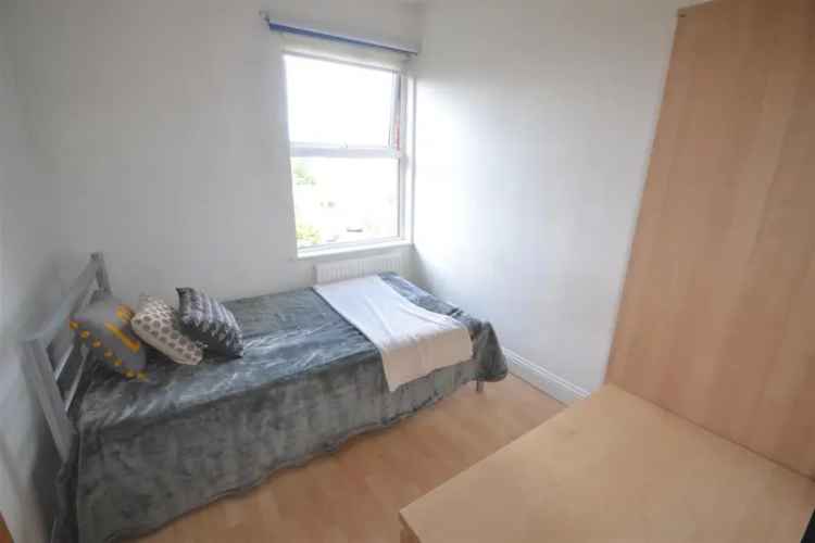 1 Bedroom Flat To Let Available April 2025