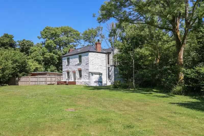4 Bedroom Cottage For Sale Renovated Character Home 1.15 Acres