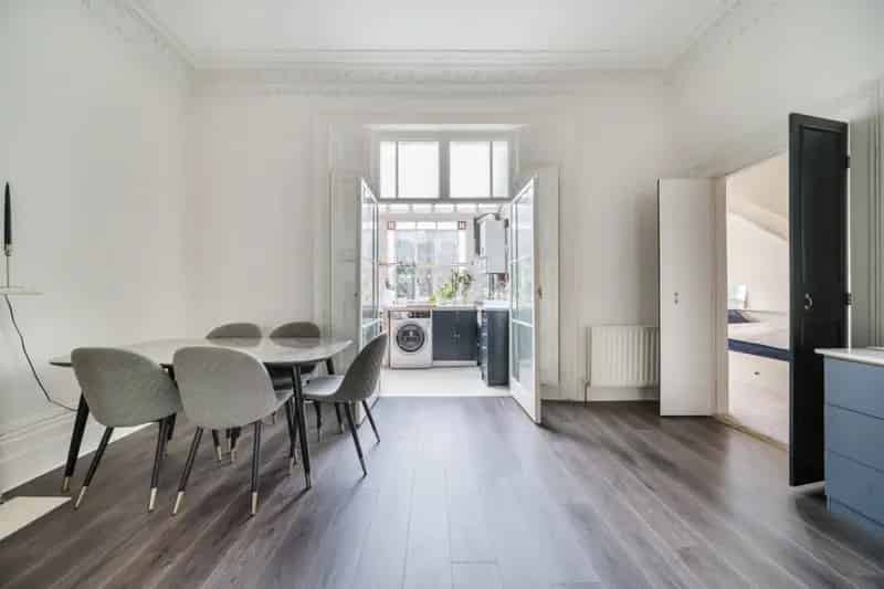 Impressive 1-Bedroom Flat High Ceilings Large Windows