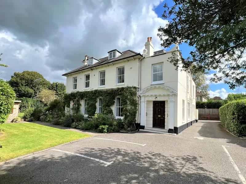 Stoneleigh House Wimborne 10 Letting Rooms Coach House Central Location