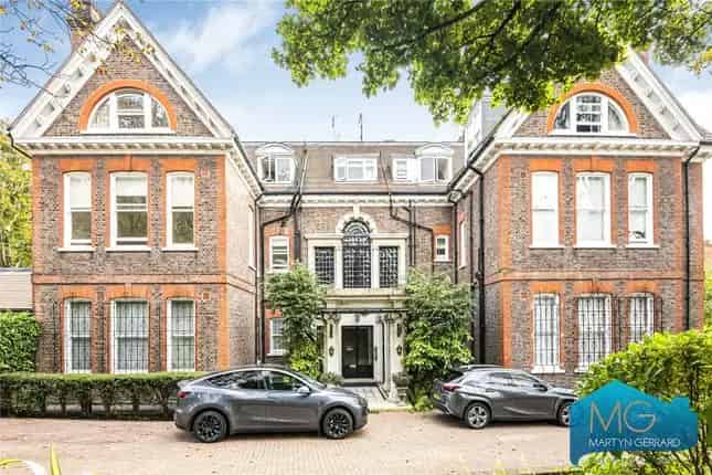 2-Bed Flat Hampstead NW3  Private Garage Off Street Parking