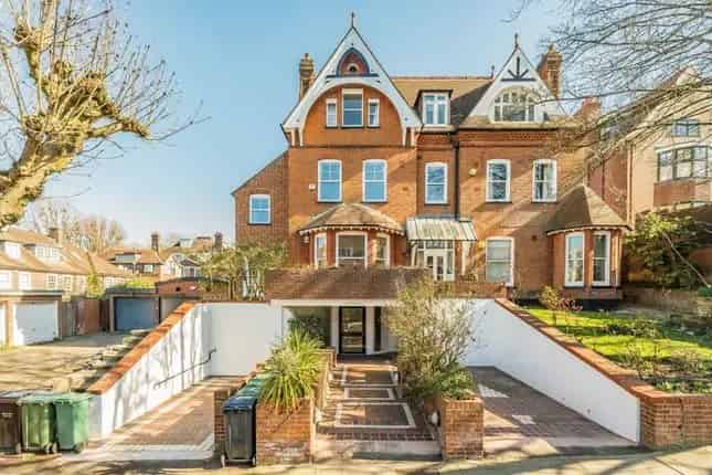 Hampstead NW3 Flat for Sale 3 Double Bedrooms