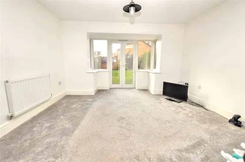 3 Bed Semi-Detached House with Garden and Off-Street Parking