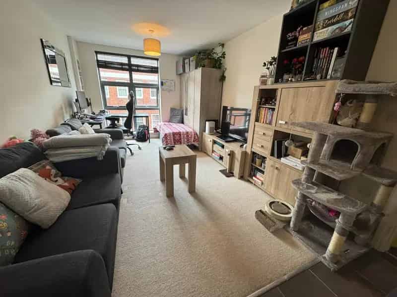 1 Bedroom Flat for Sale Near Transport Links