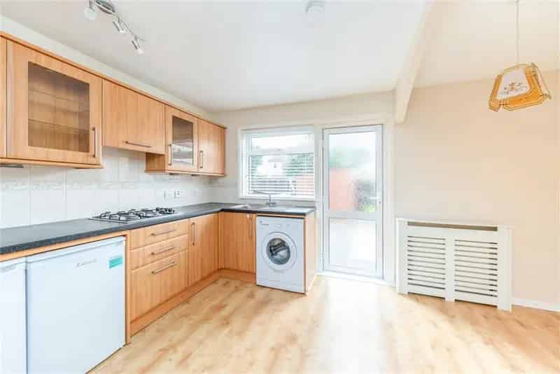 3 Bed End Terrace House - Popular Residential Area