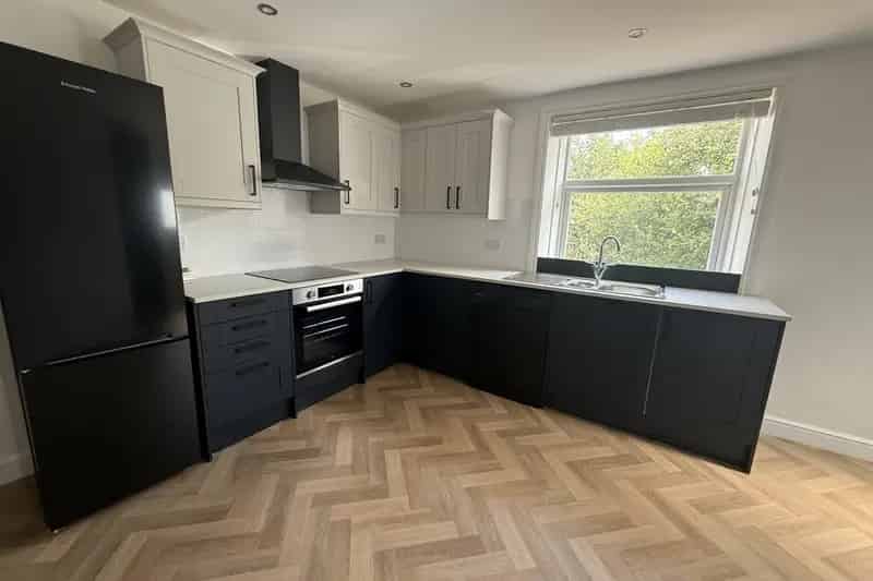Four Bedroom Mid-Terraced House - Modern Kitchen & Garden