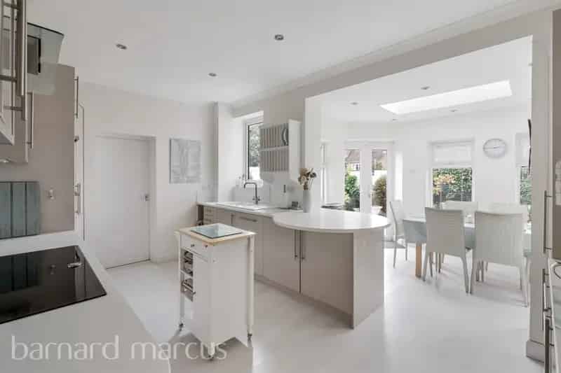 5 Bedroom Detached House with 3 Bathrooms and 2 Garages