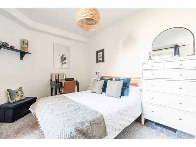 1 Bedroom Flat for Sale Easter Road Modern Kitchen and Garden