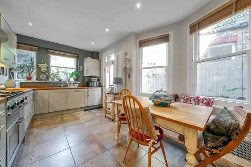 Barcombe Avenue Residential Street: Family Homes near Streatham Balham