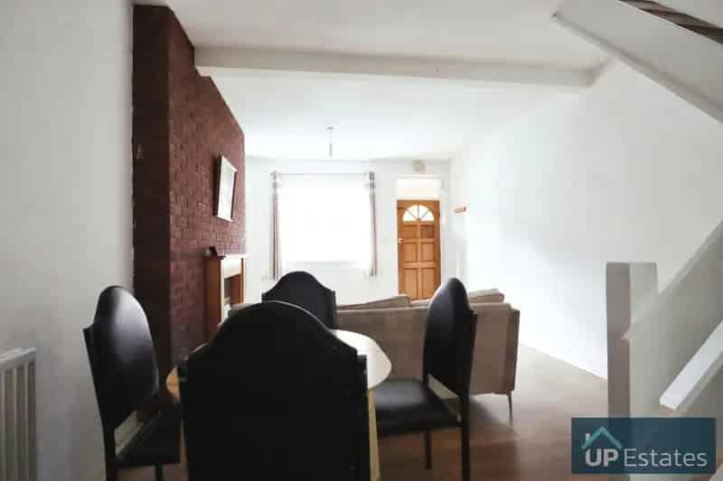 2 Bedroom Furnished Terrace House to Rent