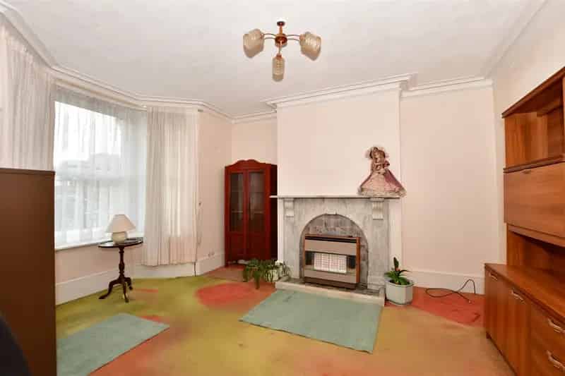 4 Bedroom Victorian Terraced House For Sale - No Onward Chain