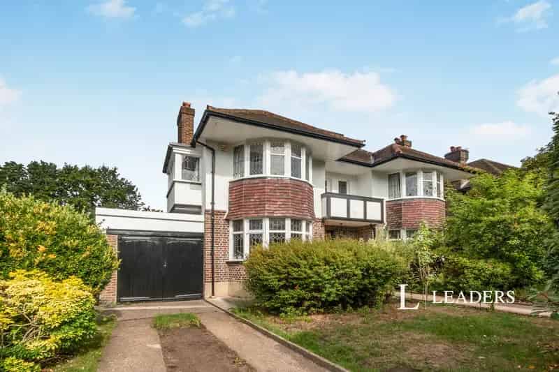 Four Bedroom Detached House in Horsell
