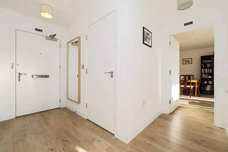 Modern 2-Bed Flat in Newham Near Transport Links