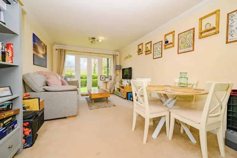 Two Bedroom Apartment near Apsley Train Station