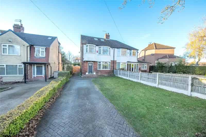Four Bedroom Semi Detached House in Roundhay