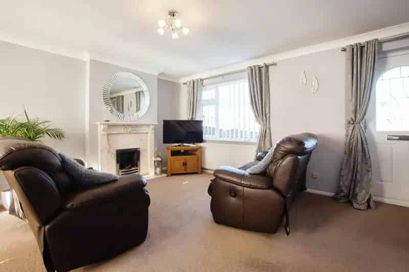 Three Bedroom Semi Detached House With Garage And Gardens
