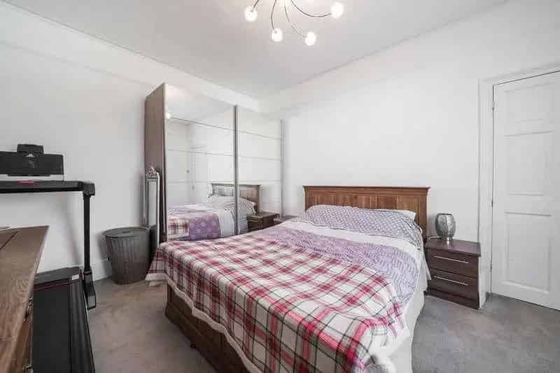 2 bed flat for sale