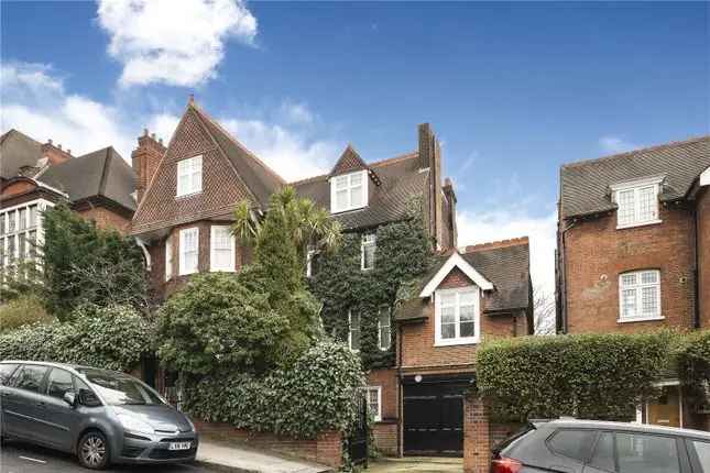 Detached Family House for Sale in Hampstead