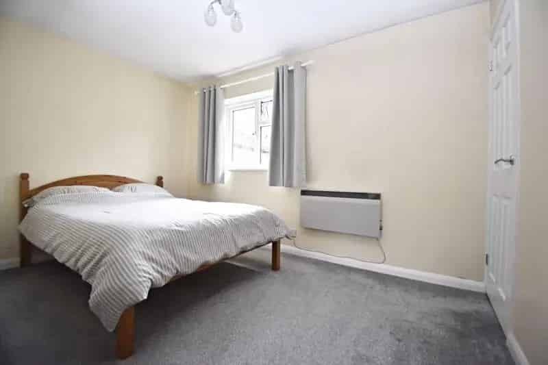 1 Bedroom Flat for Sale Lychpit