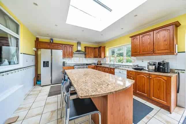 Detached Family Home for Sale in Mill Hill NW7