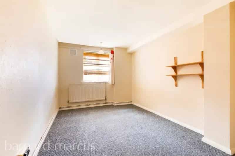 Three Bedroom Mid Terrace House Norbury Near Shops and Stations