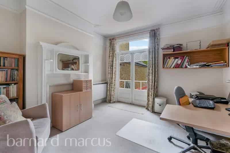Spacious 3-Bedroom Terrace Chiswick W4 Modernisation Potential