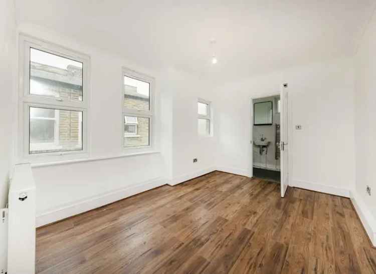 Flat For Sale in London, England