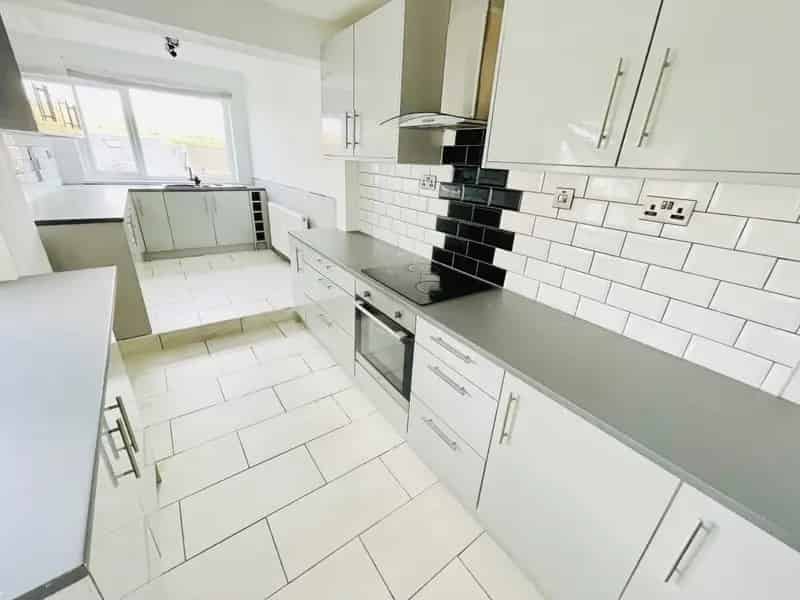 3 Bedroom Mid Terraced House to Rent