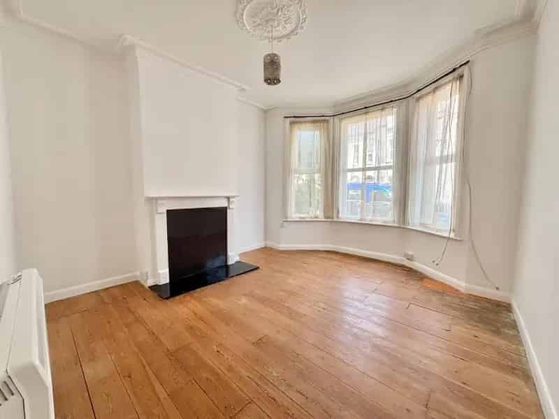 2 Bed Flat Block for Sale Freehold Vacant Possession