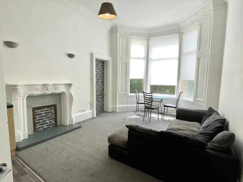 2 Bedroom Flat to Rent Glasgow Southside Part Furnished