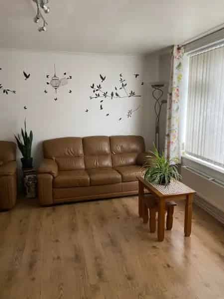 2 Double Bedroom House Large Garden Driveway Near Schools Shops