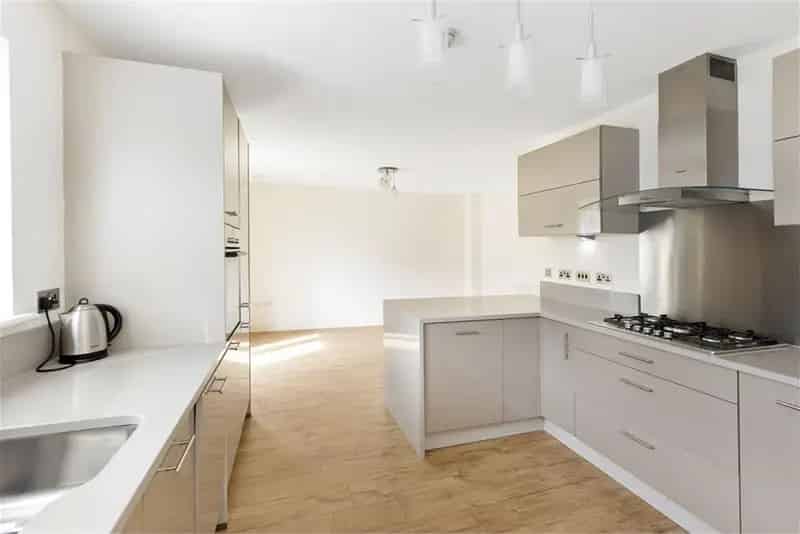 4 Bed House - Detached with 2 Reception Rooms