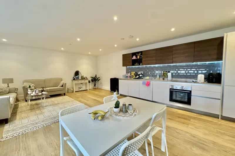 Spacious 2-Bed Flat with Modern Kitchen and Ensuite Zero Deposit Available