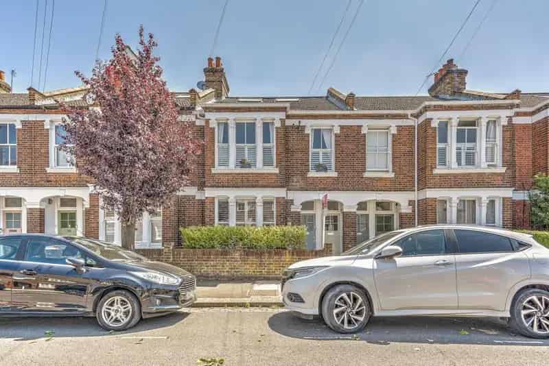 Period Maisonette near Garratt Park Earlsfield