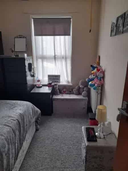 1 Double Bedroom House Near Shops and Transport
