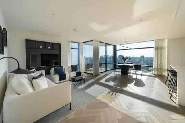 Luxury 3-Bed Apartment with Terrace and Stunning London Views