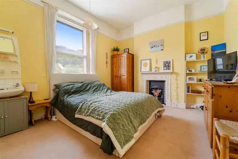 6 Bed House for Sale Near Weston Town Centre