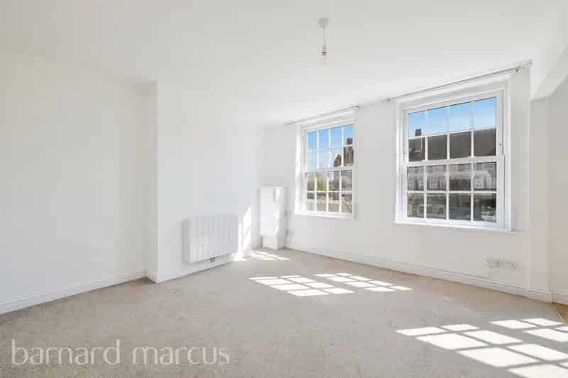 2 Double Bed House with Fitted Kitchen Zero Deposit Available