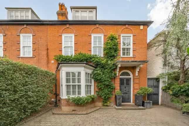 5 Bedroom Semi-Detached House for Sale in Richmond TW9