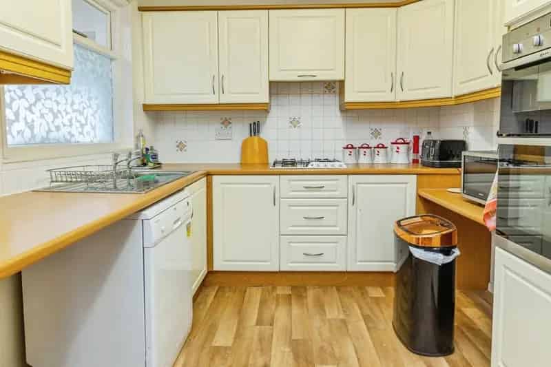 Four Bedroom Detached House Near Mainline Station