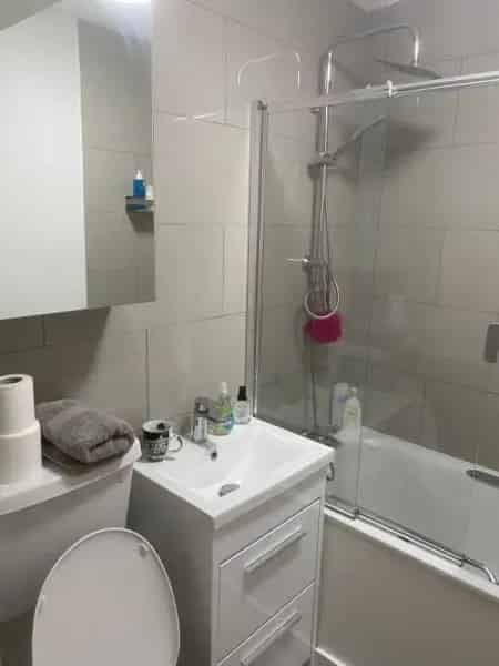 Spacious Barnes Flat Near River Thames and Village