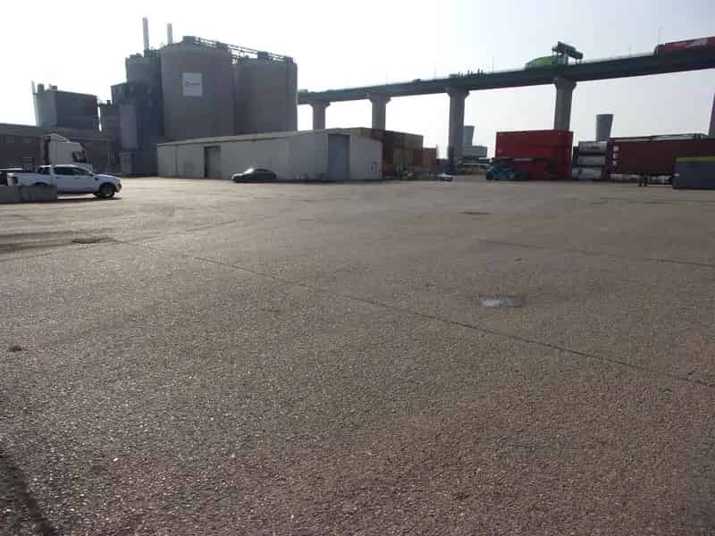 Industrial Unit 4956 sq ft 1.57 Acres Near M25 Lakeside