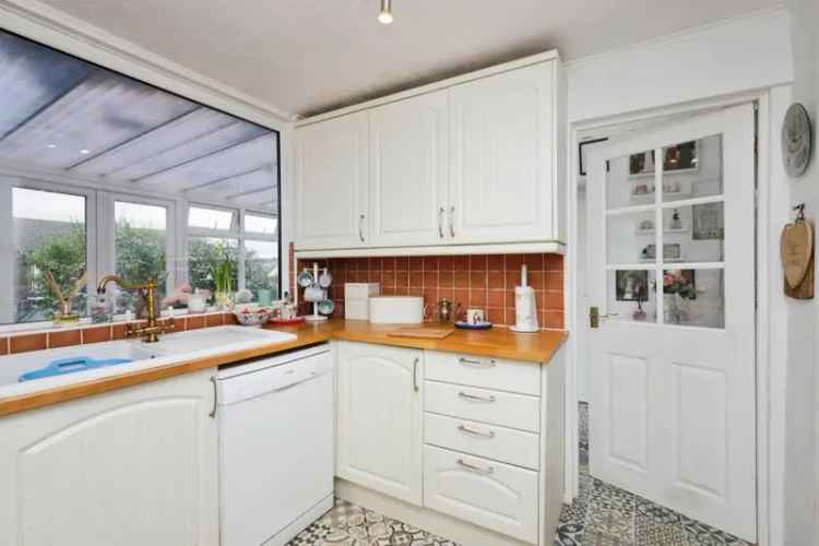 3 Bedroom Mid Terrace House Near Schools and Parks