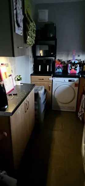 One Bed Flat Near Shops and Schools - Ideal for Downsizers