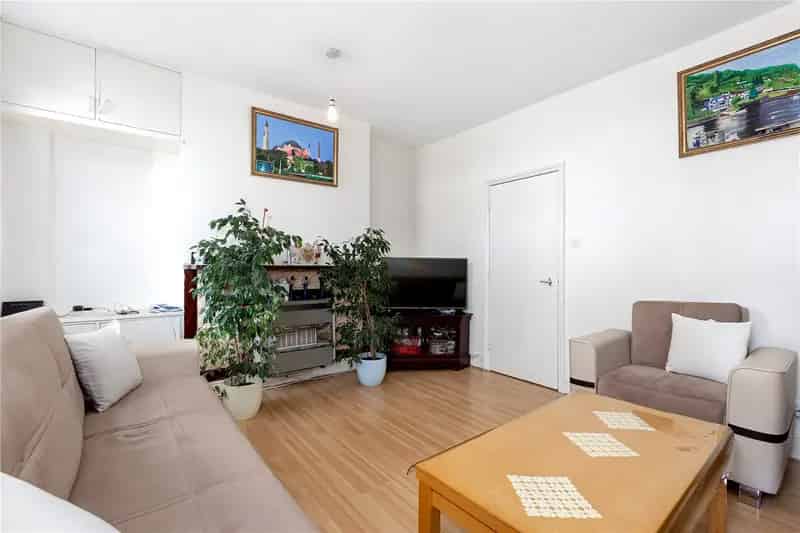 2 Bedroom Apartment for Sale Islington Requires Modernisation