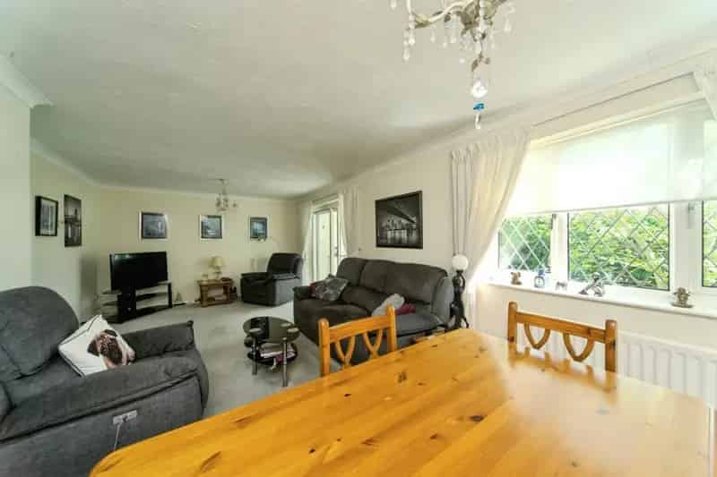 3 Bed Detached House Langney Family Home Garage Parking