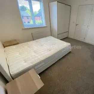 3 Double Bedroom House Manchester Driveway Parking Gardens