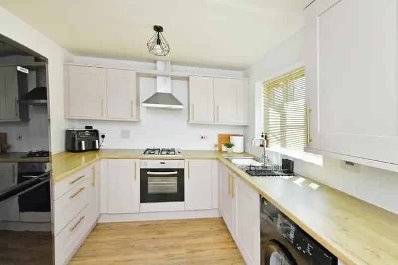 Three Double Bedroom Townhouse with Garden Parking and Garage